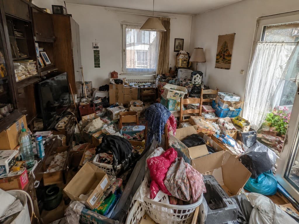Wohnungsauflösung Vorher – überfüllte Wohnung vor der Räumung